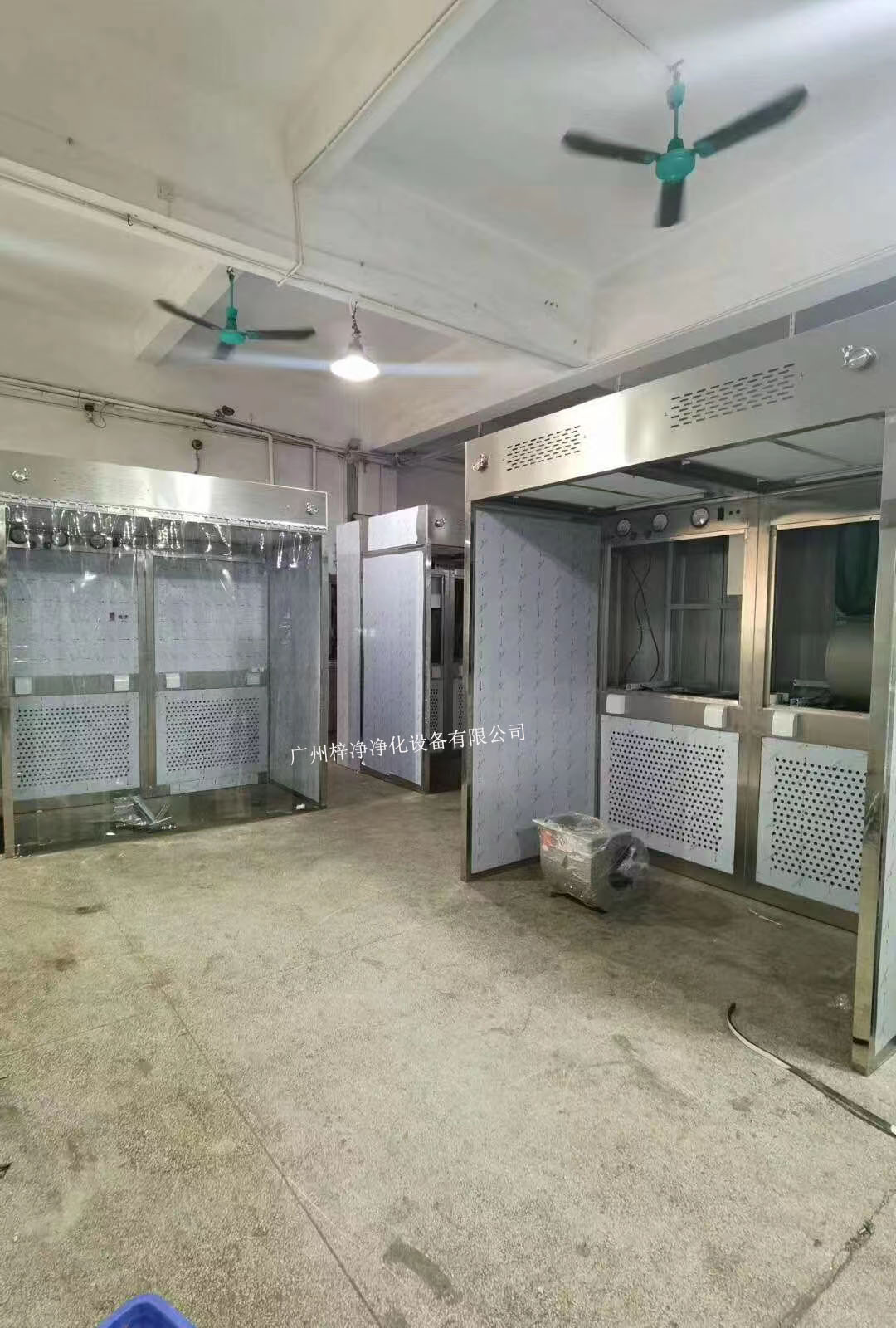 負(fù)壓稱量室設(shè)備由工作區(qū)、回風(fēng)箱體、風(fēng)機(jī)箱體、出風(fēng)箱體及外箱體幾大部分拼裝而成。